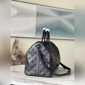LV Артикул： M57963 Черная дорожная сумка с классическим тисненым