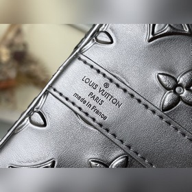 LV Артикул： M57963 Черная дорожная сумка с классическим тисненым