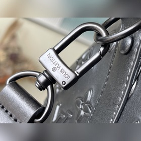 LV Артикул： M57963 Черная дорожная сумка с классическим тисненым