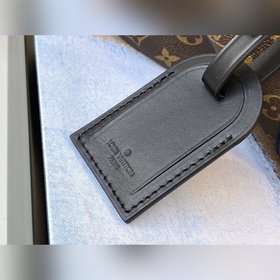 LV Модель M56711 Эта сумка выполнена в классическом дизайне, кото