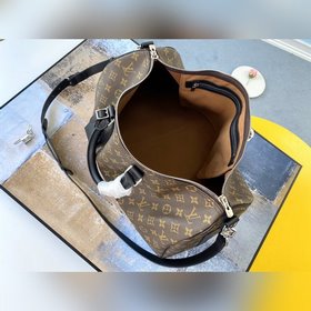LV Модель M56711 Эта сумка выполнена в классическом дизайне, кото