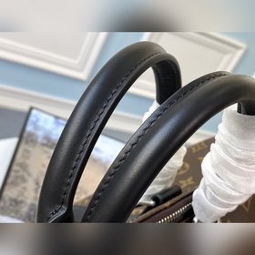 LV Модель M56711 Эта сумка выполнена в классическом дизайне, кото