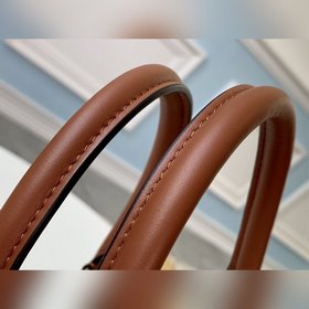LV Модель M44736 Знаковые особенности дизайна Уникальная форма и 