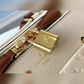 LV Модель M44736 Знаковые особенности дизайна Уникальная форма и 
