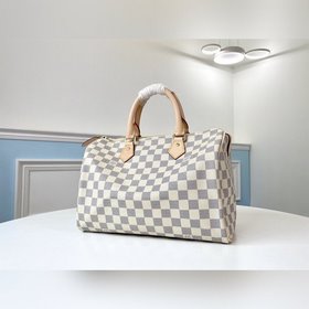 LV подушка с блестящими металлическими деталями из латуни Тканева