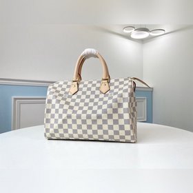 LV подушка с блестящими металлическими деталями из латуни Тканева