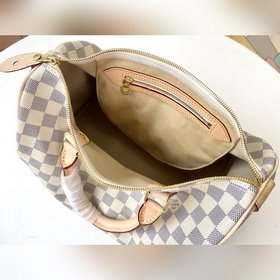 LV подушка с блестящими металлическими деталями из латуни Тканева