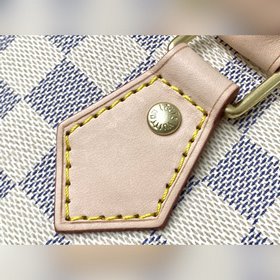 LV подушка с блестящими металлическими деталями из латуни Тканева