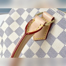 LV подушка с блестящими металлическими деталями из латуни Тканева