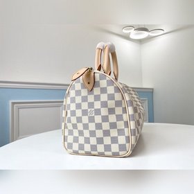 LV подушка с блестящими металлическими деталями из латуни Тканева