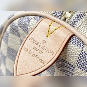 LV подушка с блестящими металлическими деталями из латуни Тканева