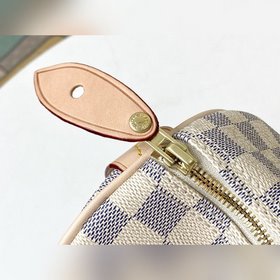 LV подушка с блестящими металлическими деталями из латуни Тканева