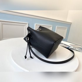 LV Модель M68709 Черная сумка Nano Lockme Bucket Изготовлена из м