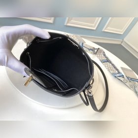 LV Модель M68709 Черная сумка Nano Lockme Bucket Изготовлена из м