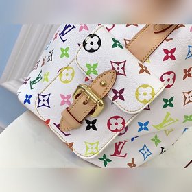 LV Классическая модель M42229 белого цвета Эта сумка с завязкамиз