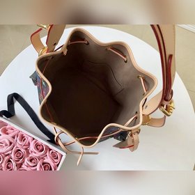 LV Классическая модель M42229 черного цвета Эта сумка с завязками