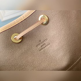 LV Классическая модель M42229 черного цвета Эта сумка с завязками