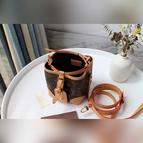 LV Модель M57099 Новая мини-сумка с подиума Эта небольшая сумка-