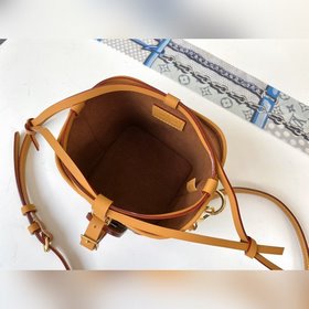 LV Модель M57099 Новая мини-сумка с подиума Эта небольшая сумка-