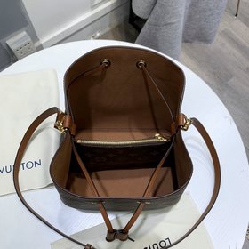 Сумка LV NEONOE, модель M44020 История серии Noé началась в 1932