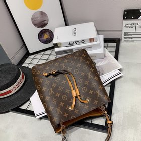 Сумка LV NEONOE, модель M44020 История серии Noé началась в 1932 