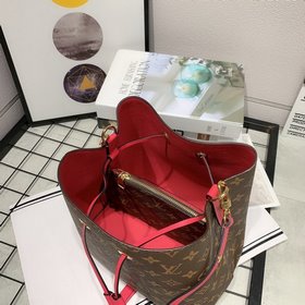 Сумка LV NEONOE, модель M44020 История серии Noé началась в 1932
