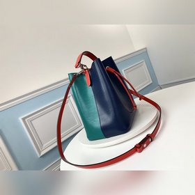 LV Модель M54366 Зелено-синяя сумка LOCKME BUCKET Дизайн этой мод