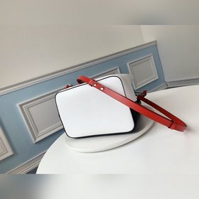 LV Модель M54366 Черно-белая сумка LOCKME BUCKET Дизайн этой модн