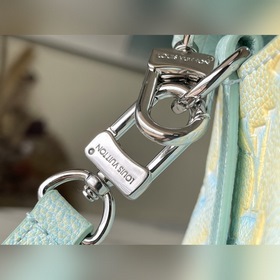 LV Модель M46269. В данной модели сумки NeoNoé BB из кожи , а тр