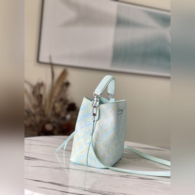 LV Модель M46269. В данной модели сумки NeoNoé BB из кожи , а тр