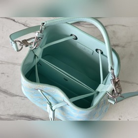 LV Модель M46269. В данной модели сумки NeoNoé BB из кожи , а тр