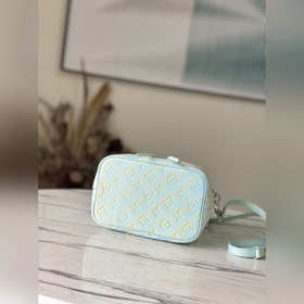 LV Модель M46269. В данной модели сумки NeoNoé BB из кожи , а тр