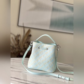 LV Модель M46269. В данной модели сумки NeoNoé BB из кожи , а тр