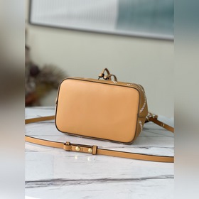 LV Артикул： M46029 Коричневая мини-сумка-бакет из кожи Эта сумк