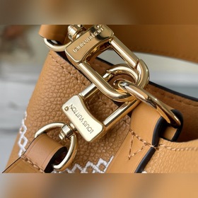 LV Артикул： M46029 Коричневая мини-сумка-бакет из кожи Эта сумк