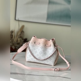 LV Артикул： M59939  Сумка Bella выполнена из перфорированной ко