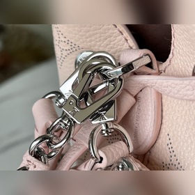LV Артикул： M59939  Сумка Bella выполнена из перфорированной ко