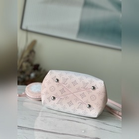 LV Артикул： M59939  Сумка Bella выполнена из перфорированной ко