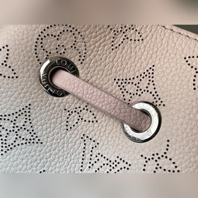 LV Артикул： M59939  Сумка Bella выполнена из перфорированной ко