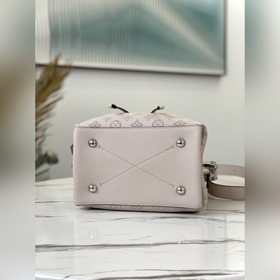 LV Модель： M55 Розово-фиолетовая сумка-бакет Muria из перфорирова