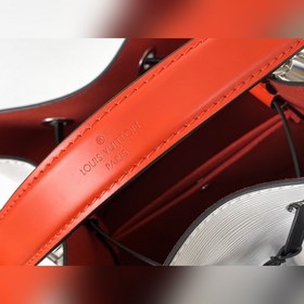 Сумка LV модели M55556 NéoNoé BB повторяет классический дизайн су