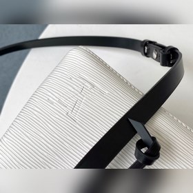 Сумка LV модели M55556 NéoNoé BB повторяет классический дизайн су