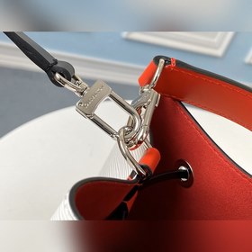 Сумка LV модели M55556 NéoNoé BB повторяет классический дизайн су