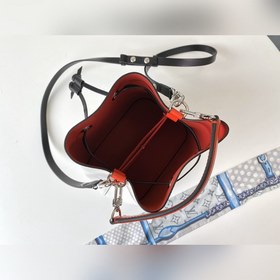 Сумка LV модели M55556 NéoNoé BB повторяет классический дизайн су