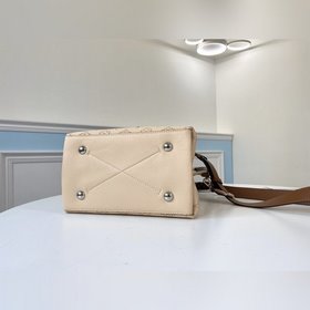 LV модель M55801 Молочно-белая сумка-бакет Muria из перфорированн