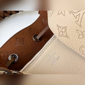 LV модель M55801 Молочно-белая сумка-бакет Muria из перфорированн