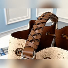 LV модель M55801 Молочно-белая сумка-бакет Muria из перфорированн