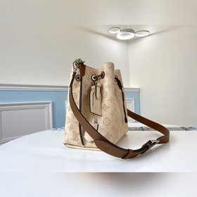 LV модель M55801 Молочно-белая сумка-бакет Muria из перфорированн