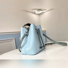 Сумка LV модели M56212 NéoNoé BB продолжает классический дизайн с