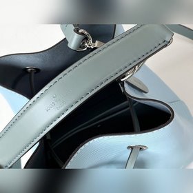 Сумка LV модели M56212 NéoNoé BB продолжает классический дизайн с